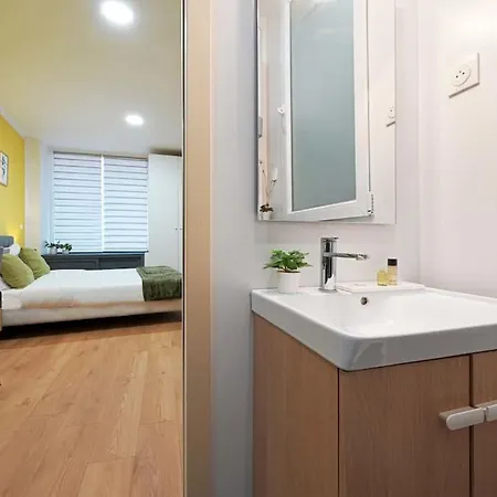 Modern, Bright And Fully Renovated Appartamento